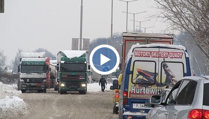 Колони от автомобили на Дунав мост, търсят пари за надлез
