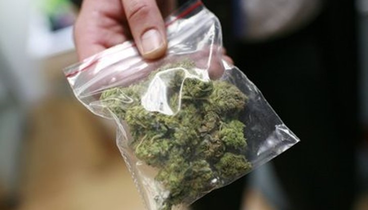 На 6-ти януари, около 00,05 часа, полицаи при Второ РУ- Русе по време на обход в района на гаражите под бул. "България" установили три лица със съмнително поведение На 6-ти януари, около 00,05 часа, полицаи при Второ РУ- Русе по време на обход в района на гаражите под бул. "България" установили три лица със съмнително поведение