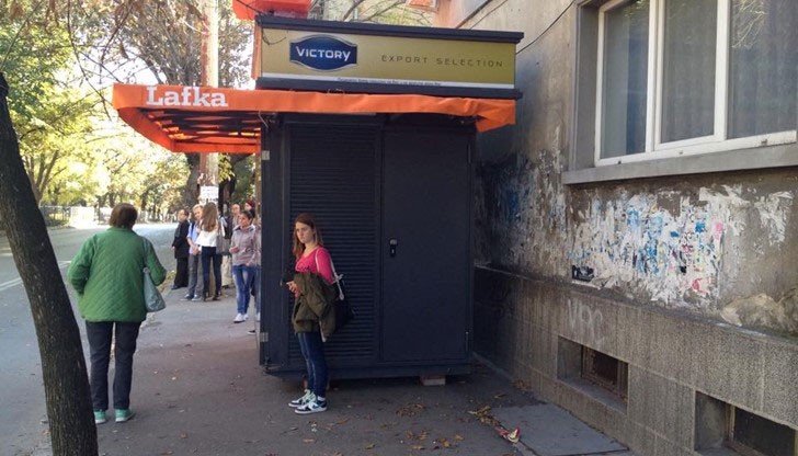 Защо рекламните пана на новите спирки от градския транспорт са от страната на движението?