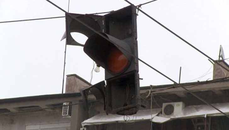 Тролей скъса контактната мрежа и събори светофар в Русе