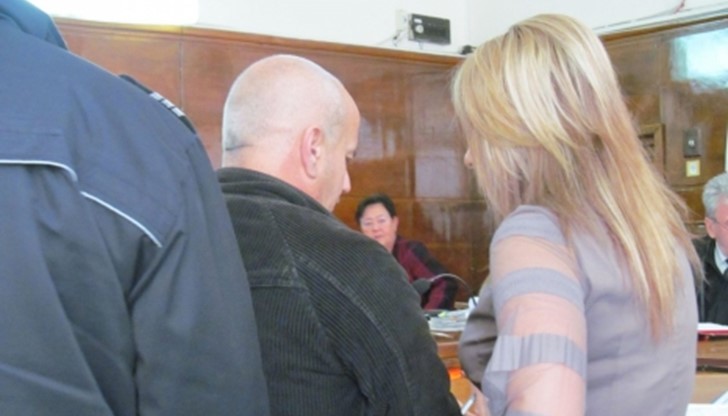 Тодор Тодоров се консултира с адвоката си преди началото на съдебното заседание