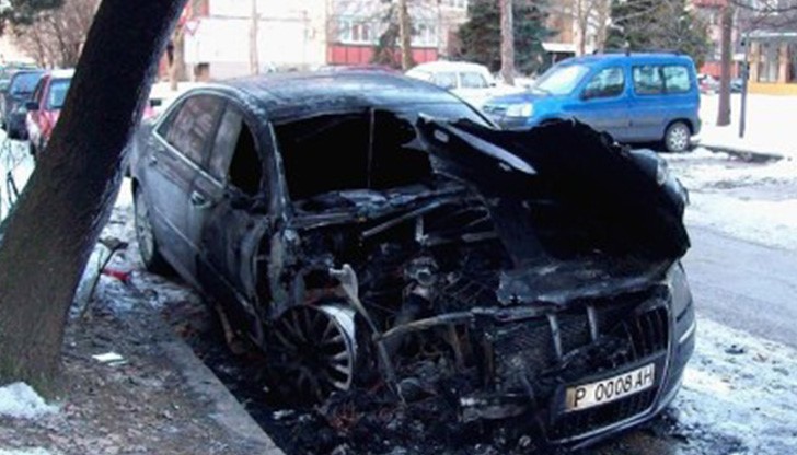 Както може би вече знаете, вчера в Русе изгоря лек автомобил "Ауди" на паркинг пред жилищен блок на улица "Плевен" № 2.