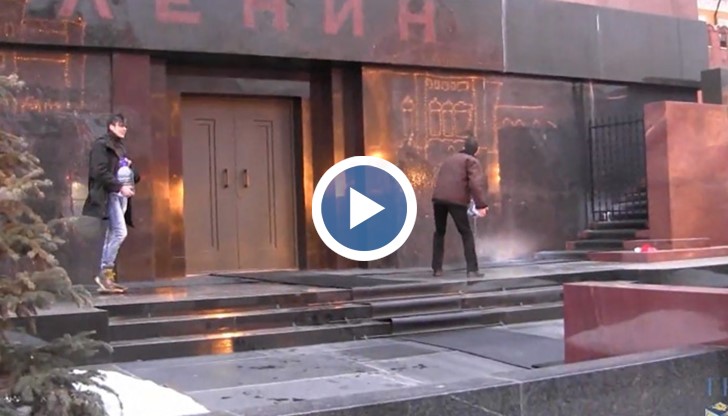 Двамата протестиращи са затворени в полицейско управление