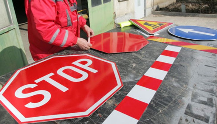 Всеки производител на пътни знаци изрично посочва, че приема заявки само от общини и фирми