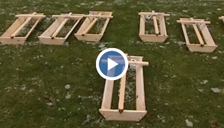 Стадионът на тима усъмна с наредени ковчеци с кръстове по терена, на които дори имаше и номерата на играчите