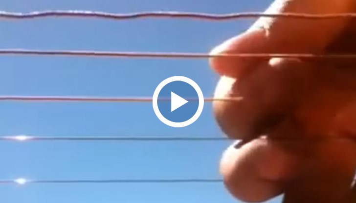 В това видео ще видите мъж, който свири на акустична китара по уникален начин