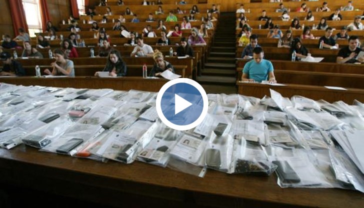 Студентите преписват по всевъзможни начини, въпреки че на всички им събират мобилните телефони.