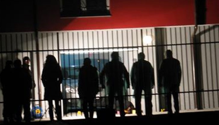 Вижда се джипът на Татяна и тялото й до него вдясно. Силуетите са на криминалистите Снимки: Любомир Илков