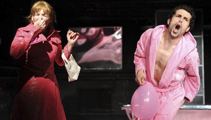 И в малката зала „Константин Димчев” на 26 януари от 19 ч. ще започне изключително интересното представление  "Отворена брачна двойка" от  Дарио Фо и Франка Раме.