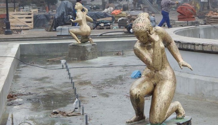 Две от бронзовите статуи на момичетата във фонтана на площад „Батенберг“осъмнаха почистени и излъскани