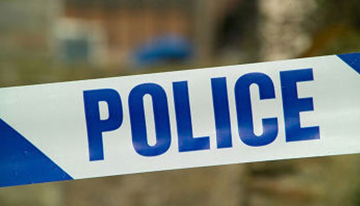 Жената е паднала върху покрив на намиращ се отдолу магазин Жената е паднала върху покрив на намиращ се отдолу магазин