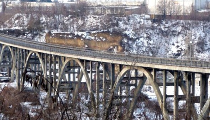 На 06.01.2015г., около 01:10ч., на тел. 112 е бил получен сигнал от 43 годишна гражданка на Русе, че е паднала от Дъгов мост на бул. „България”.