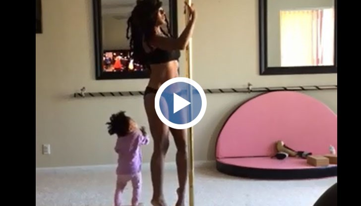 Майка танцува на пилон пред детето си