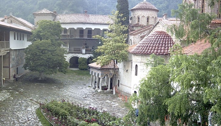 Всичко в манастира е преобърнато от крадците и все още не е ясно какво липсва