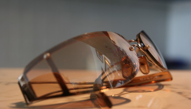 За времето от 19.00ч. на 03.01.2015г. до 13.00ч. на 04.01.2015г. е огъната рамката и взломено стъклото на предна дясна врата на лек автомобил "Ауди"