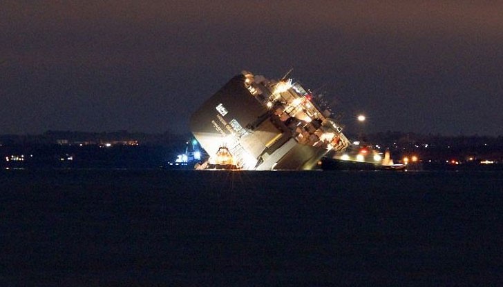 „Хое Осака“ се заклещил на брега на Брамбъл в протока Солент, близо до остров Уайт снощи и започнал да се накланя на една страна „Хое Осака“ се заклещил на брега на Брамбъл в протока Солент, близо до остров Уайт снощи и започнал да се накланя на една страна