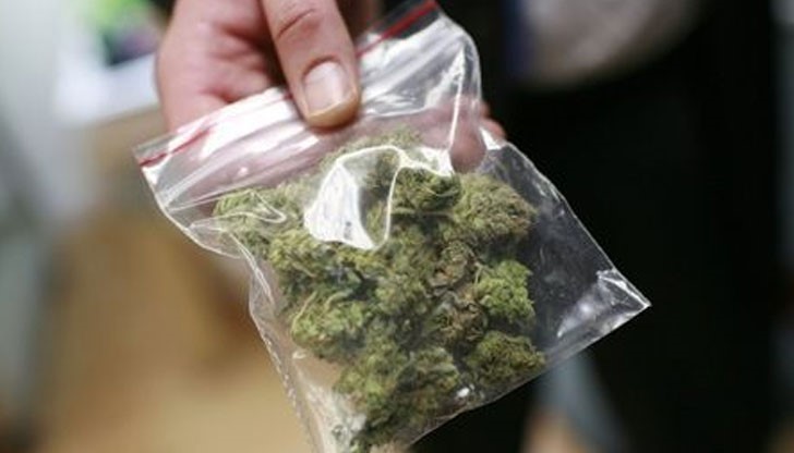 Полицаи намират в младежа 17 топчета, съдържащи марихуана с общо тегло 6 грама