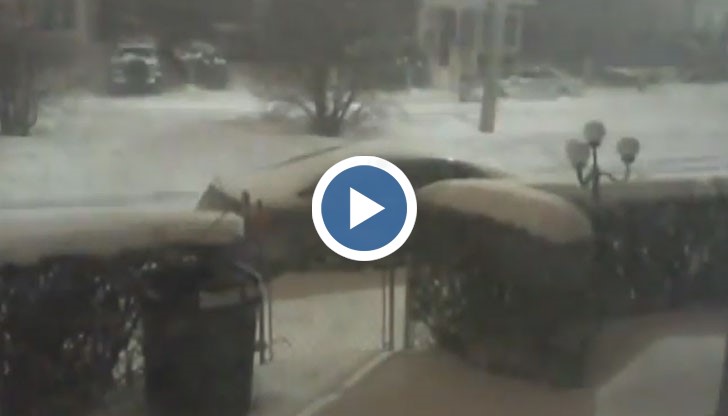 Зимното бедствие в САЩ от една веранда в Бостън