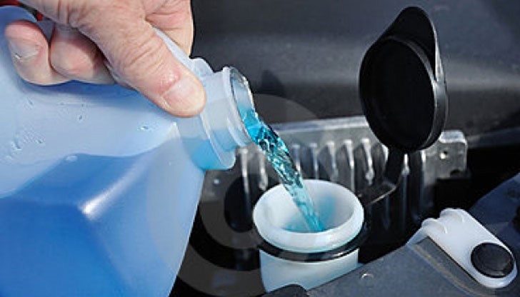 Почти всички фирми продават метанолова течност за чистачки в бутилки, в каквито е и минералната вода