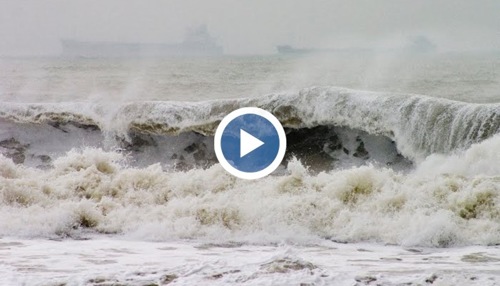 Лед скова крайбрежието,морето се изпарява