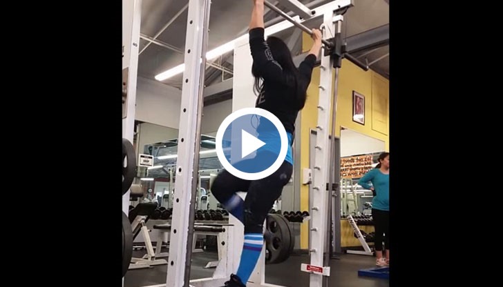 Жена прави набирания и танцува едновременно