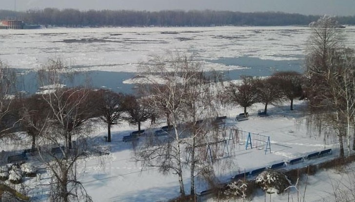 Температурите с нов скок надолу, чака се ледоход - строят спешно зимници за корабите Температурите с нов скок надолу, чака се ледоход - строят спешно зимници за корабите