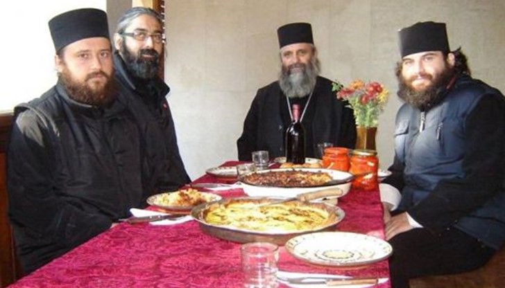 Загадка: Никой не знае къде се намират йеромонах Атанасий (първият вляво) и отец Висарион (с очилата)