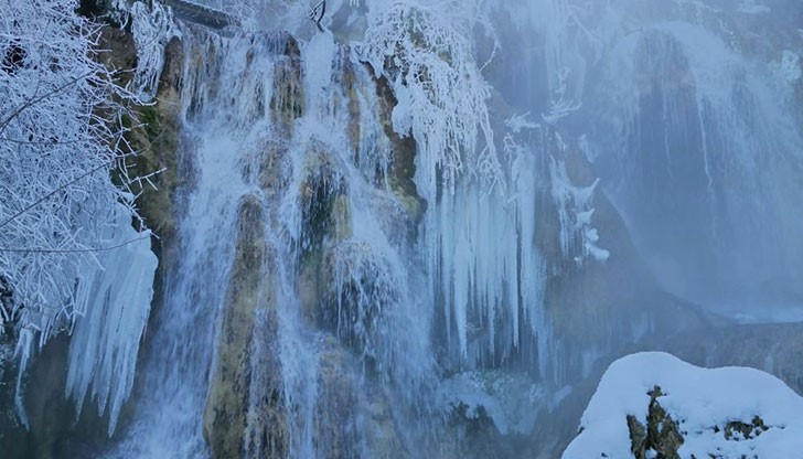 Красиви снимки от замръзналите Крушунски водопади