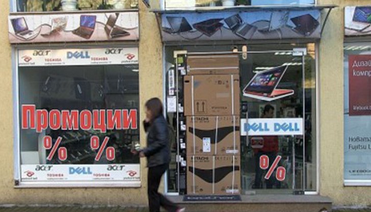Крадци са разбили магазин за компютри, намиращ се в централната част на Русе.