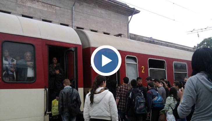 Според ръководството на железопътната компания се спирали само нерентабилните и неефективните влакове, тъй като нямало пари.