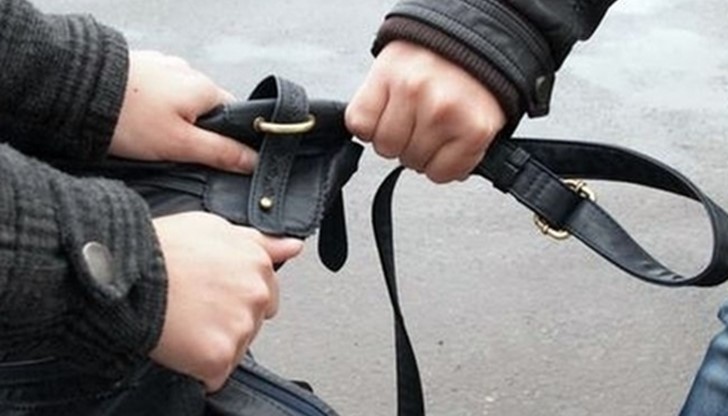 След бързата реакция на намиращ се наблизо полицейски наряд при Първо РУ – Русе е задържан крадец на дамска чанта След бързата реакция на намиращ се наблизо полицейски наряд при Първо РУ – Русе е задържан крадец на дамска чанта