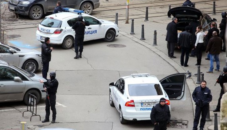 Тежковъоръжени полицаи пред централата на КТБ