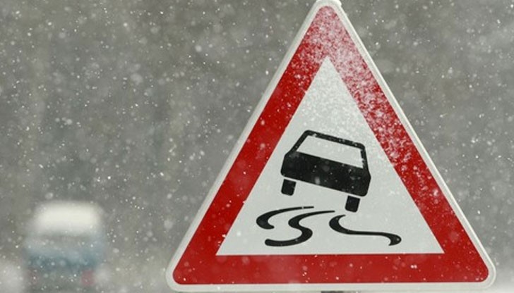 10 машини опесъчават опасните участъци по главните пътища за Русе, Шумен и Добрич