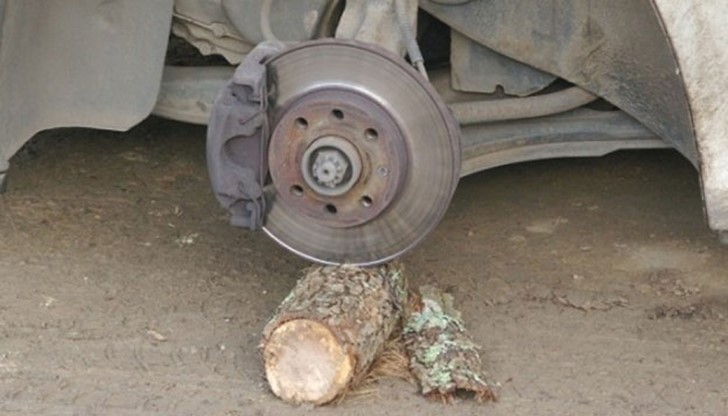 Задигнаха гумите на "Рено" в село Копривец