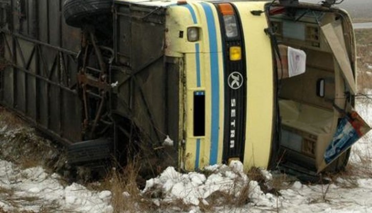 Шофьорът загубил управление, четирима от пострадалите са в тежко състояние