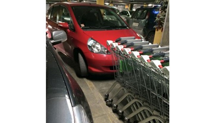 Снимката на паркирания автомобил се разпространява бързо във Фейсбук