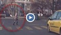 Таксиджия напира да сгази пешеходка