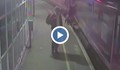Пиян мъж оцеля, след падане под движещ се влак