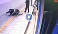 Кошмарно видео: Двама корейци буквално са погълнати от паважа!