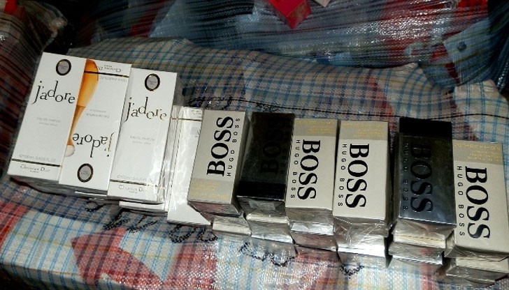 Задържани са общо 578 парфюма от марките GIORGIO ARMANI, CRISTIAN DIOR, DOLCE & GABBANA, CHANEL и VERSACE, в разфасовки от по 100 мл
