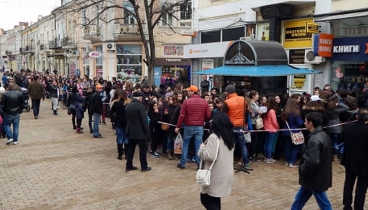 Домакин на събитието бе книжарница "Хеликон", пред която час преди официалното откриване вече имаше огромна тълпа, която очакваше своя любимец Домакин на събитието бе книжарница "Хеликон", пред която час преди официалното откриване вече имаше огромна тълпа, която очакваше своя любимец