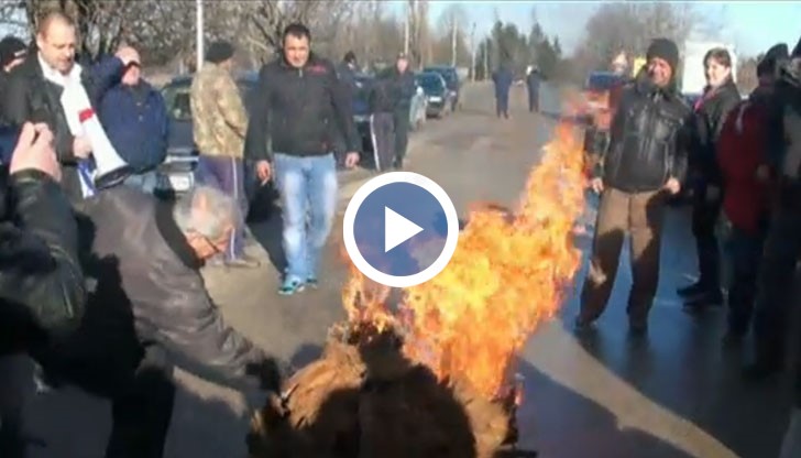 В знак на протест срещу неизкупуването на тютюна от търговските фирми, земеделците запалиха и бала с тютюн