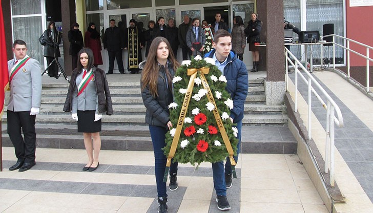 Венци и цветя бяха поднесени от учениците и колектива на СОУ "Васил Левски" - Русе