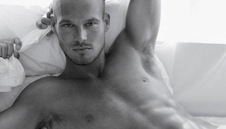 <p>Истинският мъж това, истинският мъж онова .... Жените са свикнали някой да тича по тях, да пренебрегва себе си заради тях и тогава този някой бил истински, а ако не го прави - не е.<br />
Мили дами, за ваше съжаление, истинският мъж има достойнство. Виждали ли сте някога един силен, умен и успял мъж, да пада в краката на някоя жена или да се държи лигаво, сваляйки я? Няма и да го видите, защото за него красотата е само повод за размисъл, но не и цел.<br />
Истинският мъж се влюбва в ума. И ако не му дадете нещо, за което да се бори, той за вашата суха красота няма да си мръдне и пръста. Истинският мъж тича, когато го обичат, уважава, когато е уважаван, пренебрегва себе си, когато и тя умее да се пренебрегва, дава всичко, когато тя не иска нищо и не коленичи пред всички красиви жени.<br />
Прави го веднъж - когато узнае, че това е Тя. Че си е заслужила всеки жест и любовта - с борба, а не със сухата си красота.</p>
