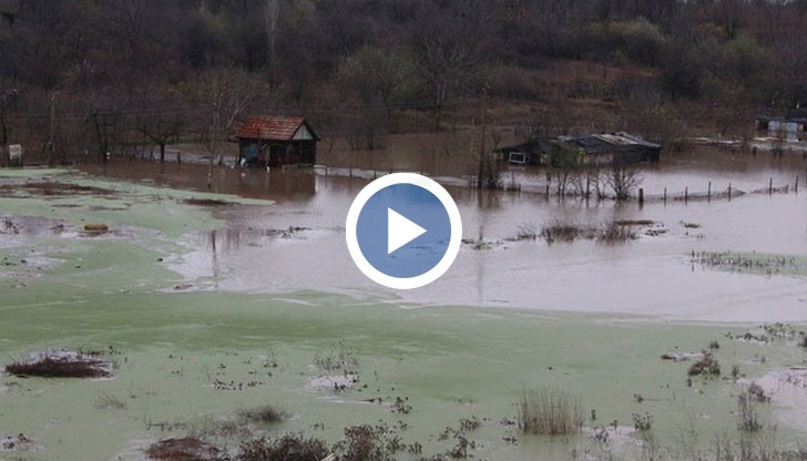 В село Попово са наводнени дворовете и приземните етажи на 15 къщи