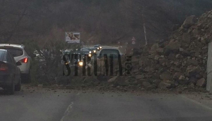 Вчера вечерта отново тръгна страховито свлачище по важната пътна артерия „Предела” Вчера вечерта отново тръгна страховито свлачище по важната пътна артерия „Предела”