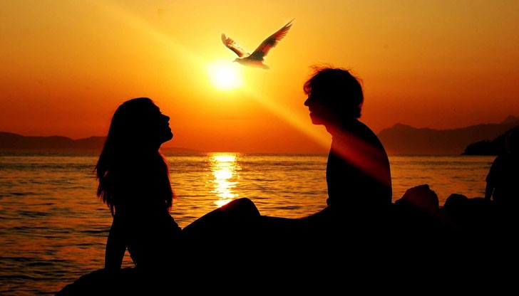 <p>Една приказка за всички дами, които тревожат ума си с мисли достатъчно красиви ли са за любимия мъж, достатъчно привлекателни ли са за него, припокриват ли идеала му за женска красота... Една приказка и за вас, господа - за да знаете как да гледате на жената до себе си...</p>

<p>Веднъж група мъже започнали да спорят &ndash; как изглежда най-красивата жена? Един обичал черни като въглен очи, с изгарящ поглед. Друг харесвал сиво-сини, бездънни и дълбоки като небето. Трети пък предпочитал кафяви - топли и усмихнати... А за косата &ndash; единият казвал, че е по-хубава късата, а другият настоявал, че е дългата, люлееща се на вълни чак до петите. Едни се възхищавали на висока, величествена осанка, а други предпочитали малки, нежни и изящни фигури...</p>

<p>И всеки си мислел, че неговото мнение и описание е най-точното и не спирал да убеждава останалите в правотата си. Виждайки, че така няма да стигнат до единодушие, накрая решили да отидат при един живял и помъдрял възрастен човек и да чуят неговото мнение:</p>

<p>- Ние започнахме да спорим &ndash; разказали му те, - и така и не успяваме да се разберем. Кажи ни, почтени човече, коя е най-красивата жена?</p>

<p>Дълго гледал старецът към белеещите зад облаците върхове на далечната планина и накрая, усмихвайки се ведро, отвърнал:<br />
- Любимата...</p>
