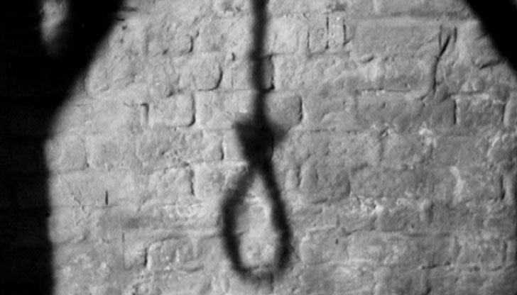 Обесилият се Валентин Дюлгеров от село Склаве е бил намерен от сестра си Маргарита Обесилият се Валентин Дюлгеров от село Склаве е бил намерен от сестра си Маргарита