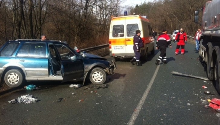Катастрофа между лек автомобил и тир е станала на 15 км от Мездра