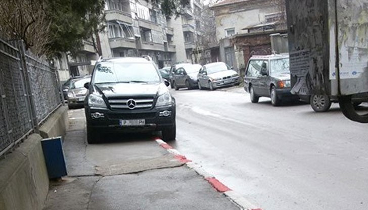 Поредният идиот е паркирал както може, за да не пречи на движението!